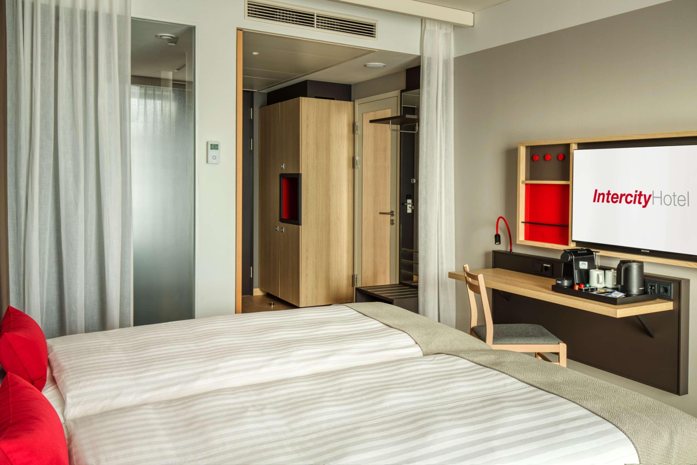 Intercityhotel Amsterdam Schiphol Airport 4*