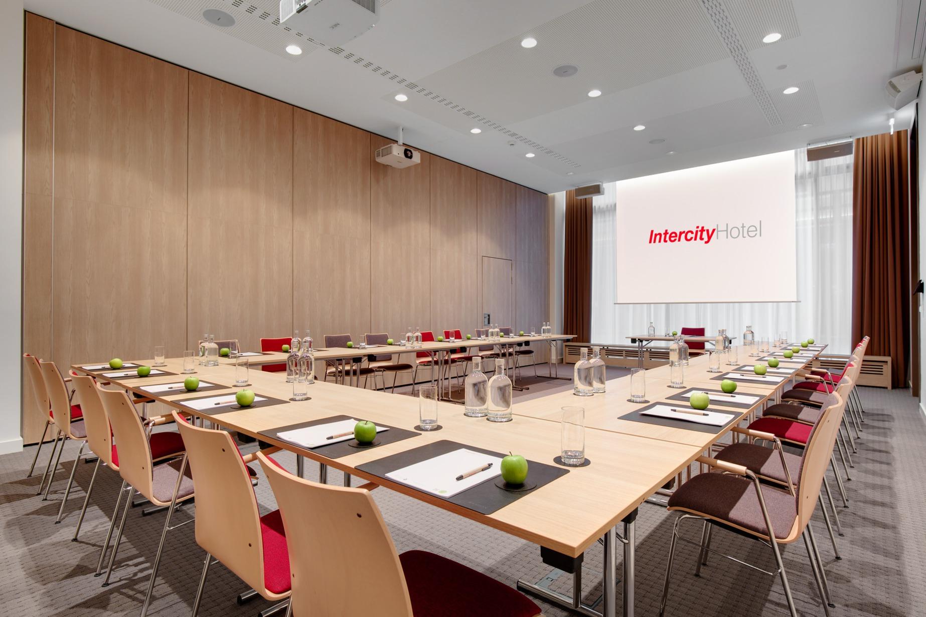 Intercityhotel Amsterdam Schiphol Airport 4*